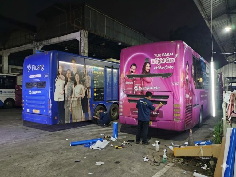 Pemasangan Bus Transjakarta oleh Tim Wrapinc